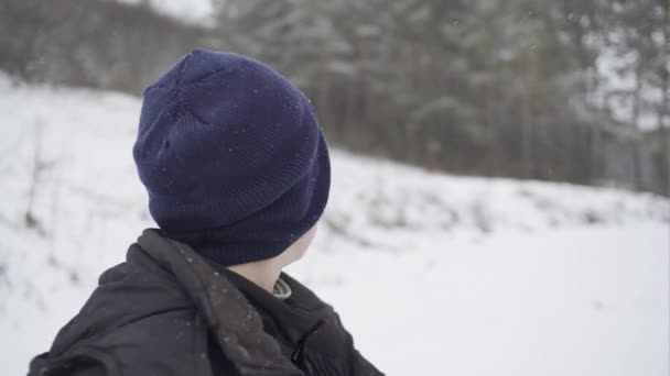 Arme eenzame jongen verloren in het bos van de winter — Stockvideo