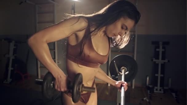 Mujer levantando un peso — Vídeos de Stock