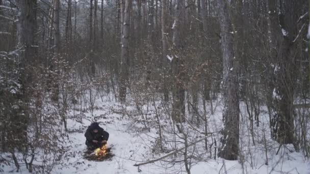 Förlorade i winter forest boy värms upp av branden — Stockvideo