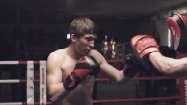 Junger Mann übt sich im Boxen — Stockvideo