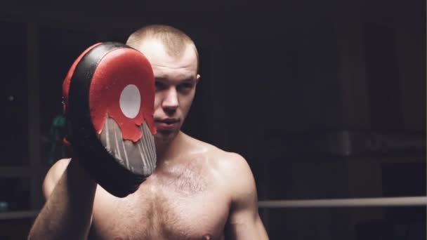 Dos jóvenes boxeadores profesionales están peleando en el ring de boxeo. Movimiento lento . — Vídeo de stock