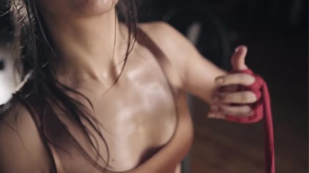 Boxerin trägt weißen Riemen am Handgelenk — Stockvideo