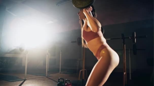 Жінка трахкає в спортзалі — стокове відео