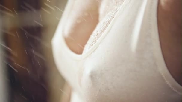 Bröstvårtorna sett genom skjortan — Stockvideo