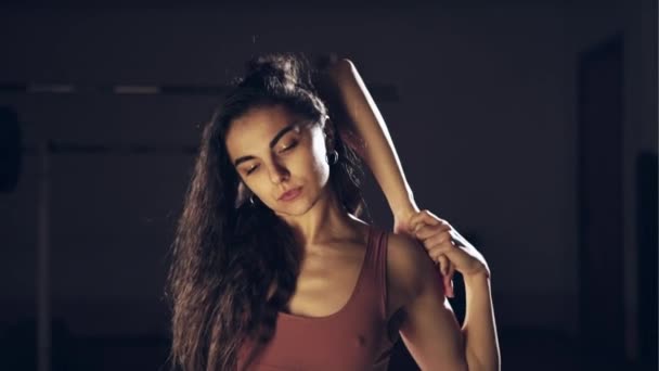 Krásná dívka, příprava na cvičení v posilovně — Stock video