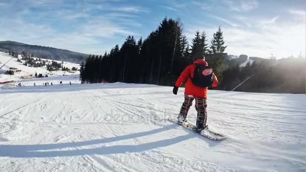 Snowboardåkare som rider från mountain, Bukovel — Stockvideo