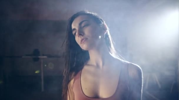 Menina sexy adulto jovem com uma toalha após o treinamento — Vídeo de Stock
