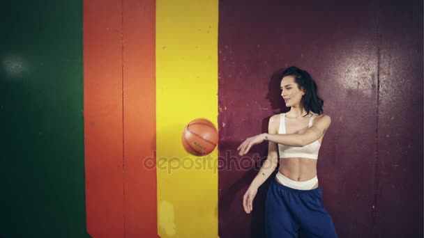 Beautiful sexy woman player basketball posing indoors in the school gym in style 80 years of USA — Stock Video