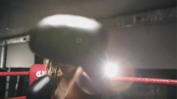 Рука бойца крупным планом - боксер наносит удар в сторону видеокамеры. Видеобокс для зрителей — стоковое видео