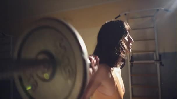 Mujer en forma haciendo sentadilla con barra en el gimnasio — Vídeos de Stock