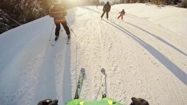 Estación de esquí Bukovel en invierno en un día soleado brillante. POV . — Vídeos de Stock
