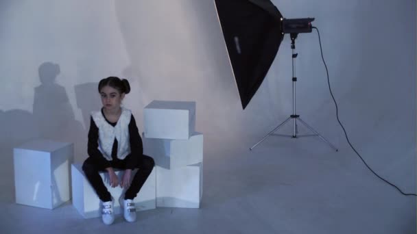 Girl posing in front of softboxes — Stock Video
