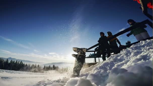 Весело на гірськолижних курортах - друзі потрапляють веселощі в снігу — стокове відео