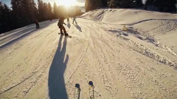 Лижників на лижах вниз на гірськолижний курорт. Буковель зимових курортне містечко. — стокове відео