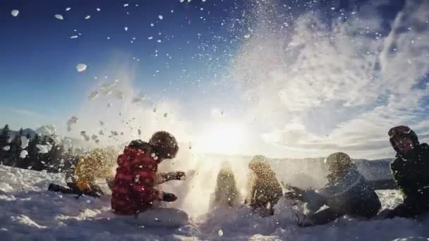 La gente divirtiéndose en la nieve — Vídeos de Stock