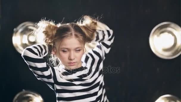 Молодая модель показывает разные позы — стоковое видео