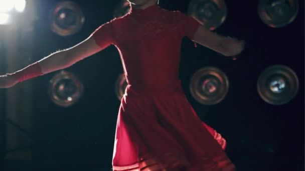 Молода дівчина бальних танців у червоних офіційних костюмах танцює . — стокове відео
