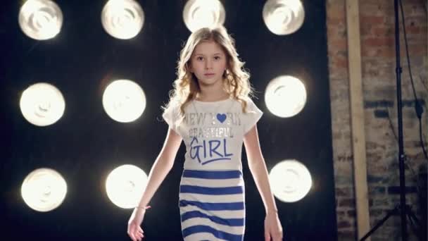 Joven niña modelo corriendo a lo largo de la pasarela — Vídeos de Stock