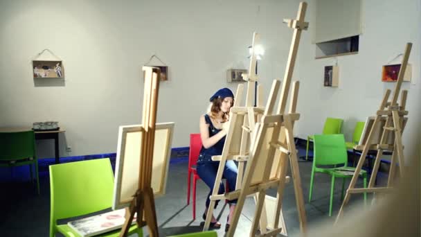 Young girl artist in art school — Stock Video