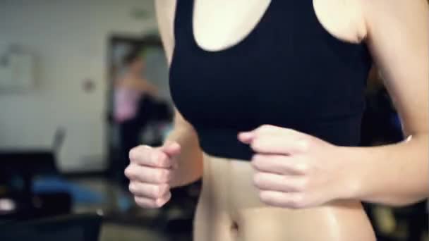 Spor egzersiz adlı genç bir kadın. bir makine üzerinde çalıştırmak — Stok video