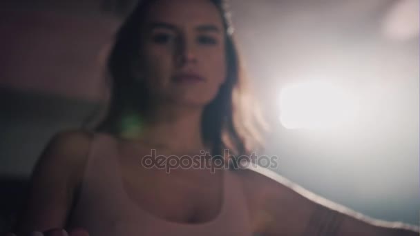 年轻性感的女孩，在健身房做站在烟雾背景和光 — 图库视频影像