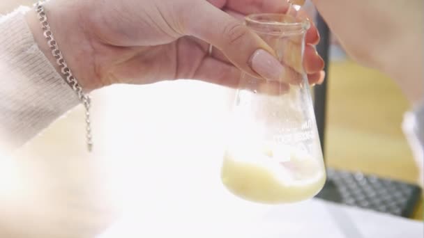 Spuit met gele vloeistof op een tafel in laboratorium voor microbiologie bereid lab — Stockvideo