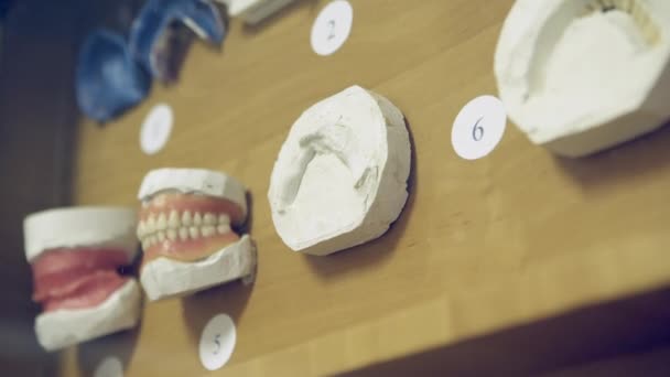 Modelos dentários fundidos no painel de madeira — Vídeo de Stock