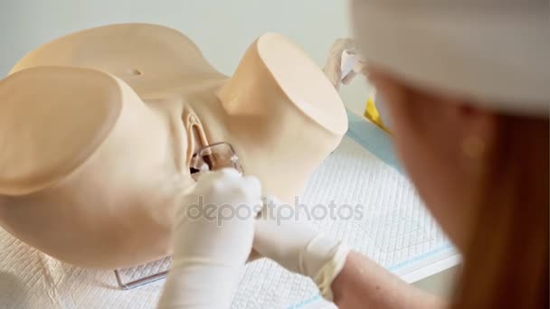 Allenamento medico con speculum utero — Video Stock