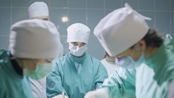 Ameliyathanede bir grup cerrah — Stok video