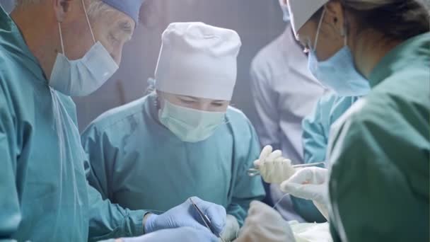 Les médecins qui font une opération — Video