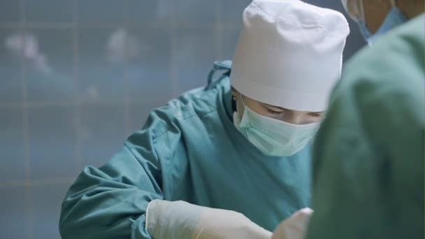 Équipe chirurgicale dans la salle d'opération — Video