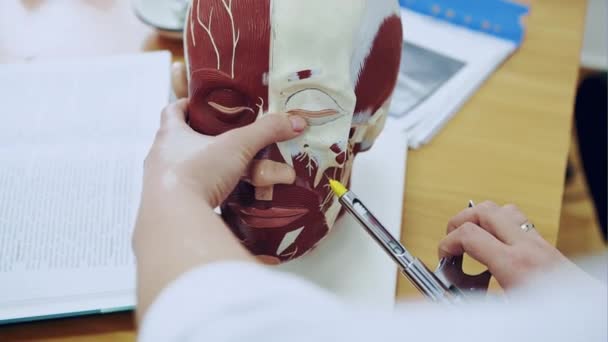 Estudiante de la escuela de medicina haciendo inyección en la cara — Vídeo de stock