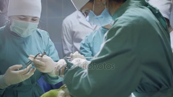 Медицинская команда, выполняющая операцию. — стоковое видео