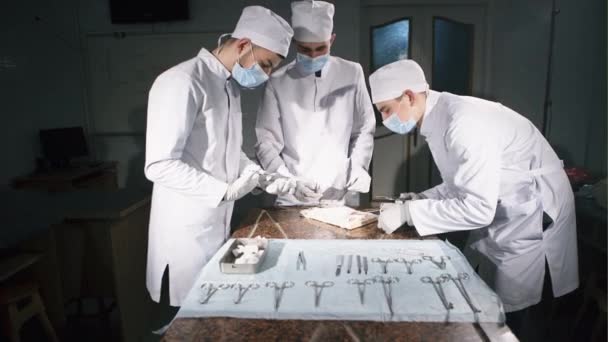 Chirurg zespołowy na sali operacyjnej — Wideo stockowe