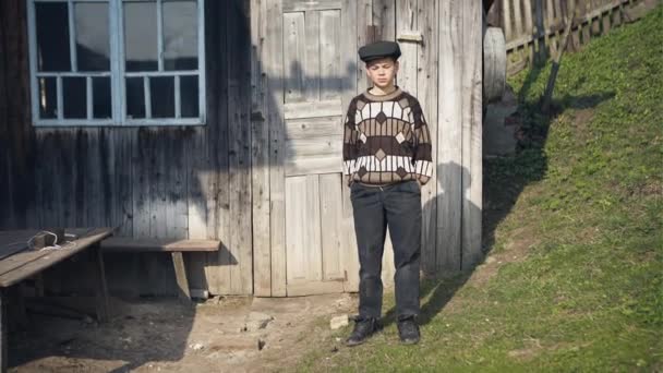 Хлопчик в сільському будинку — стокове відео