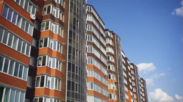 Distrito com novas casas de apartamento no fundo do céu azul claro de baixo — Vídeo de Stock