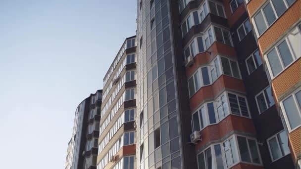 Edificio de oficinas en el cielo fondo. — Vídeos de Stock