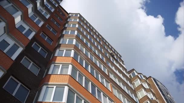 El nuevo edificio de ventanas de metal-plástico en el fondo del hermoso cielo — Vídeo de stock