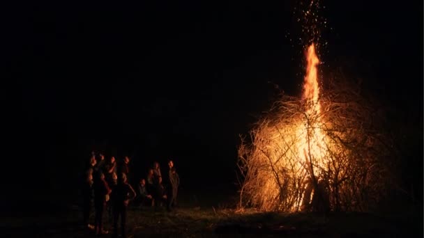 S. Lytvyniv, Ucraina - 15 aprile 2017: Falò tradizionale la notte prima della risurrezione in un villaggio dell'Ucraina occidentale . — Video Stock