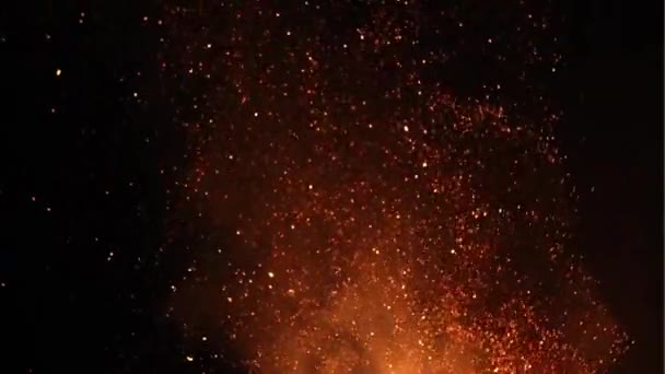 Відео горіння гарячого іскристого живого вугілля, іскри вогню повільний рух — стокове відео