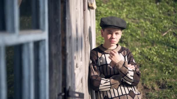 Retrato de adolescentes rurales pobres de pie cerca del granero y piensa — Vídeos de Stock