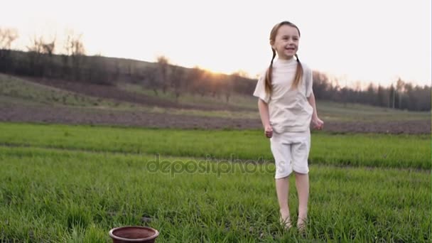 Hübsches Mädchen auf der Wiese — Stockvideo