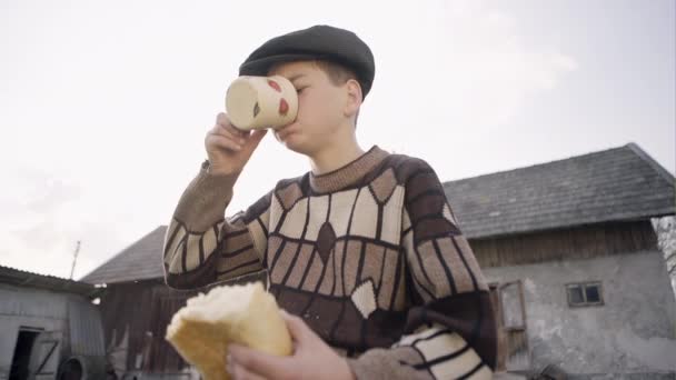 Rustic boy having lunch — Stock Video