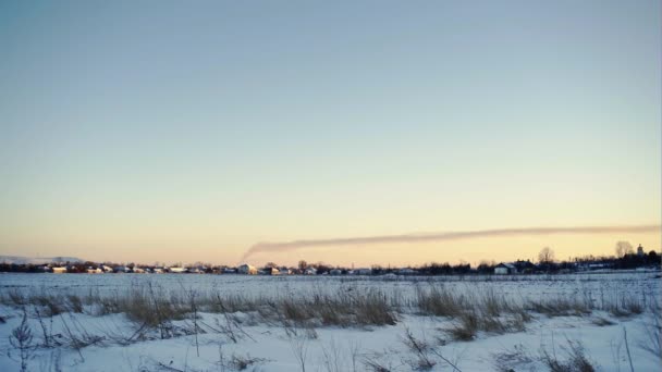 Pijpen fabriek op een achtergrond van winter veld — Stockvideo