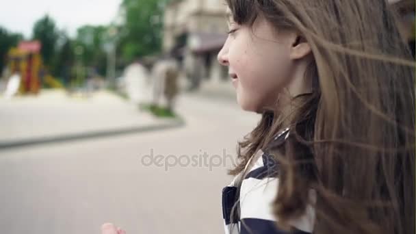 Adorabile bambina, si diverte con allegra faccia sorridente. Ct . — Video Stock