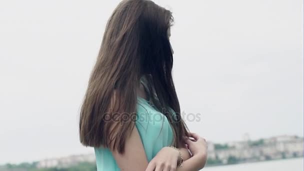 Hermosa mujer joven con el pelo largo vestido con vestido — Vídeos de Stock