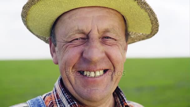 Усміхнений літній фермер крупним планом — стокове відео