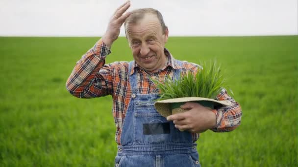 Χαμογελαστός αγρότης με τα σπορόφυτα στο καπέλο — Αρχείο Βίντεο
