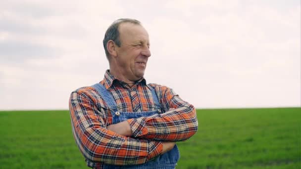 Primo piano ritratto di un agricoltore anziano all'aperto — Video Stock