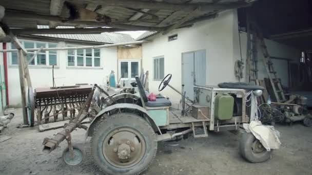 Саморобний старий трактор на фермі непарного винахідника — стокове відео